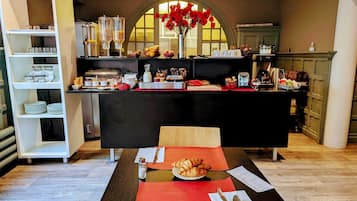 Petit déjeuner buffet (9.00 EUR par personne)
