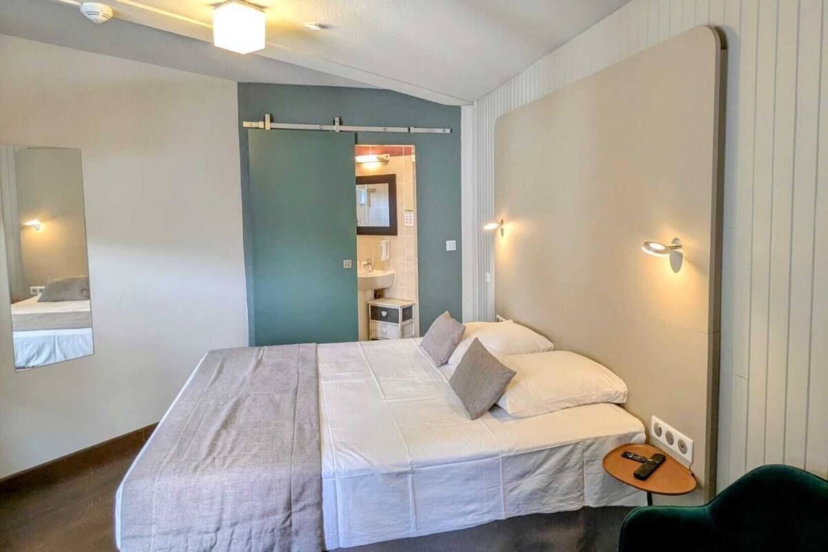 standard double room | 1 bedroom, premium bedding, desk, blackout curtains