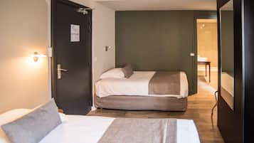 Habitación triple | 1 dormitorio, ropa de cama de alta calidad, edredones de plumas