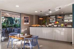 تقديم الإفطار والغداء