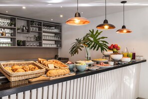 Breakfast and lunch served - Ms Chipichape Plus (Cali)