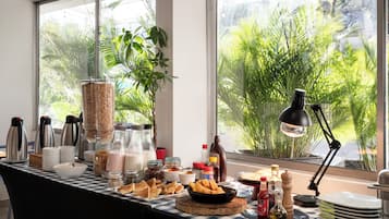 Petit déjeuner et déjeuner servis sur place