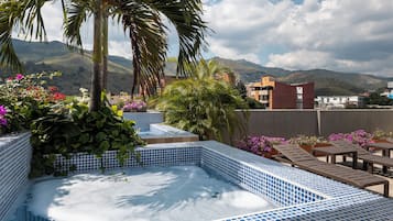 Bañera de hidromasaje cubierta