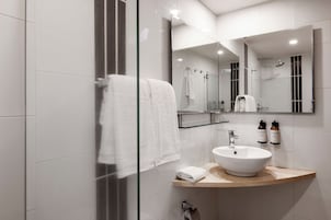Ducha, artículos de tocador gratuitos, secador de pelo, toallas