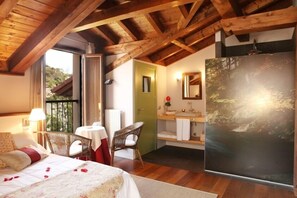 Doble Abuhardillada | Minibar, in-room safe, individually decorated, individually furnished - Hôtel Iribarnia (Lantz)