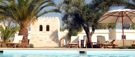 2 piscine all'aperto, ombrelloni da piscina