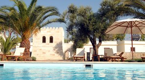 2 piscinas externas, guarda-sóis