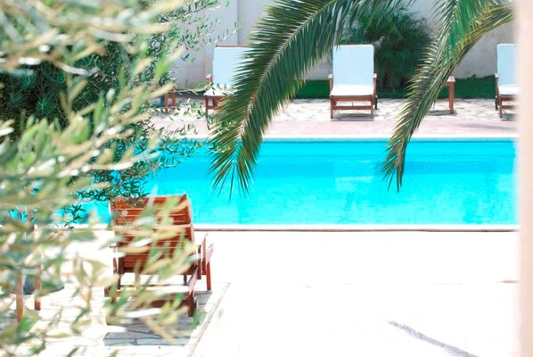 2 piscinas externas, guarda-sóis