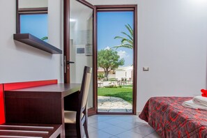 Minibar, in-room safe, desk, soundproofing - Villa Hermosa Resort (Porto Cesareo)