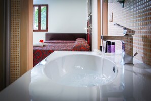 Frigobar, cofres nos quartos, escrivaninha, quartos à prova de som