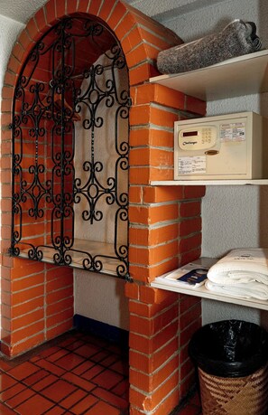 1 quarto, cofres nos quartos, escrivaninha, quartos à prova de som