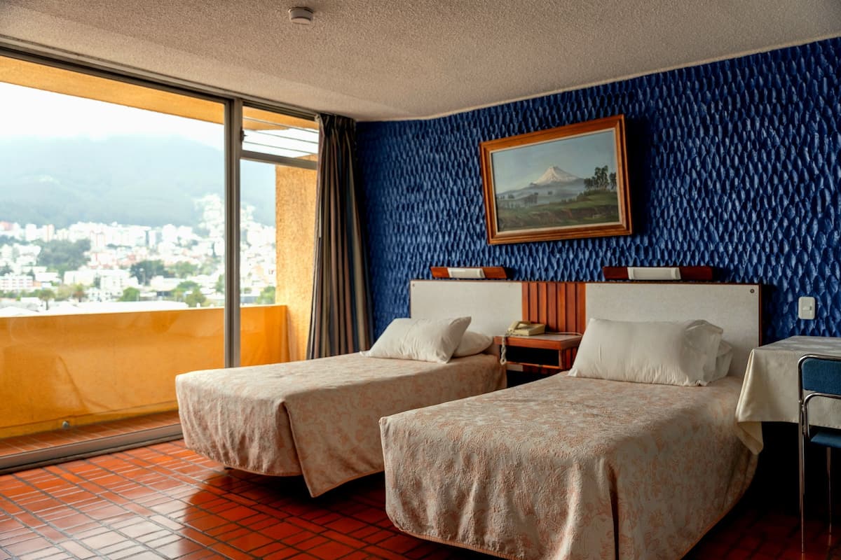 1 habitación, caja de seguridad en la habitación y escritorio