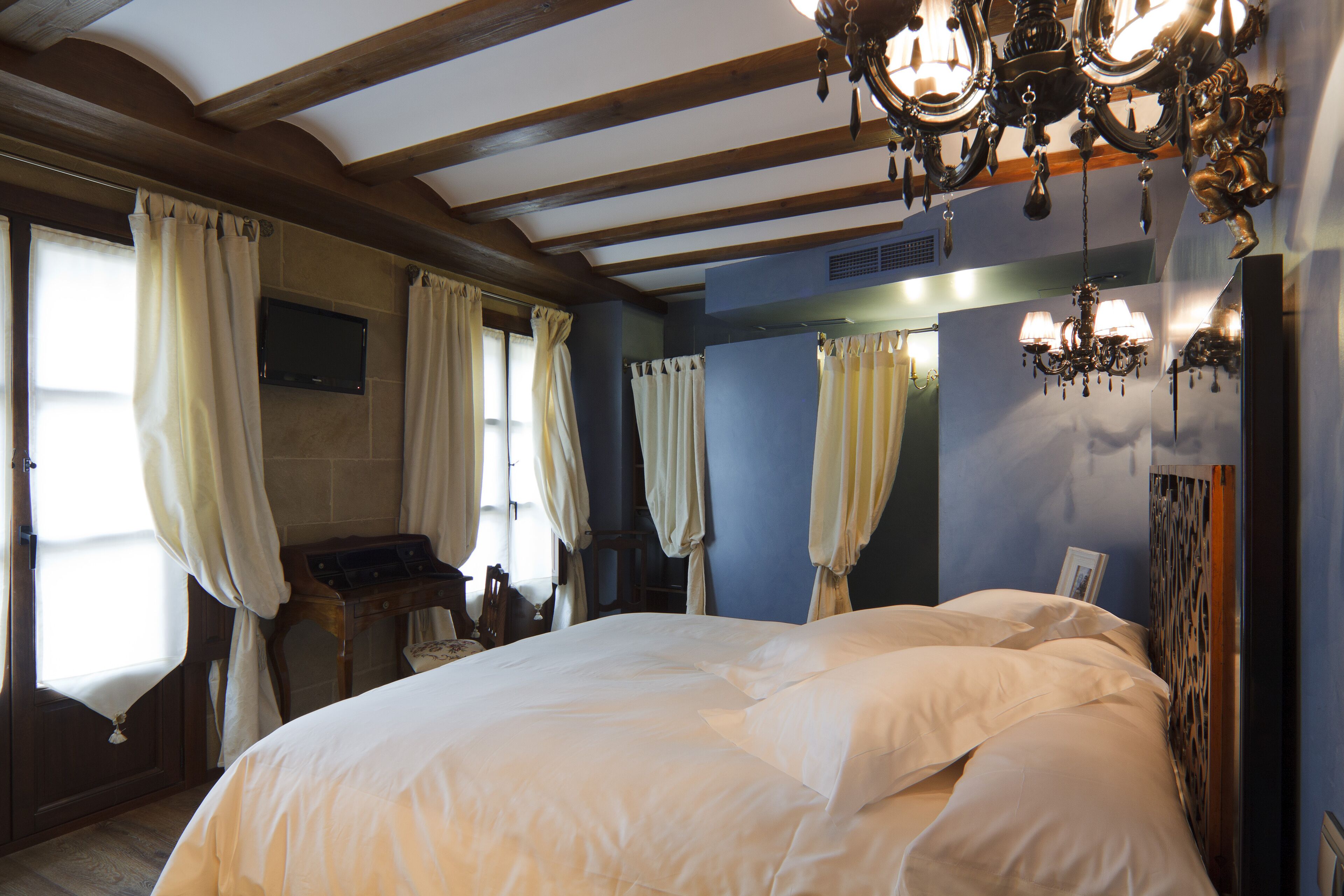 superior double room, jetted tub | premium bedding, minibar, in-room safe, desk