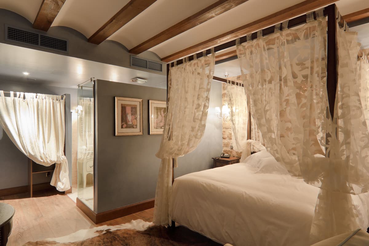 double room | premium bedding, minibar, in-room safe, desk