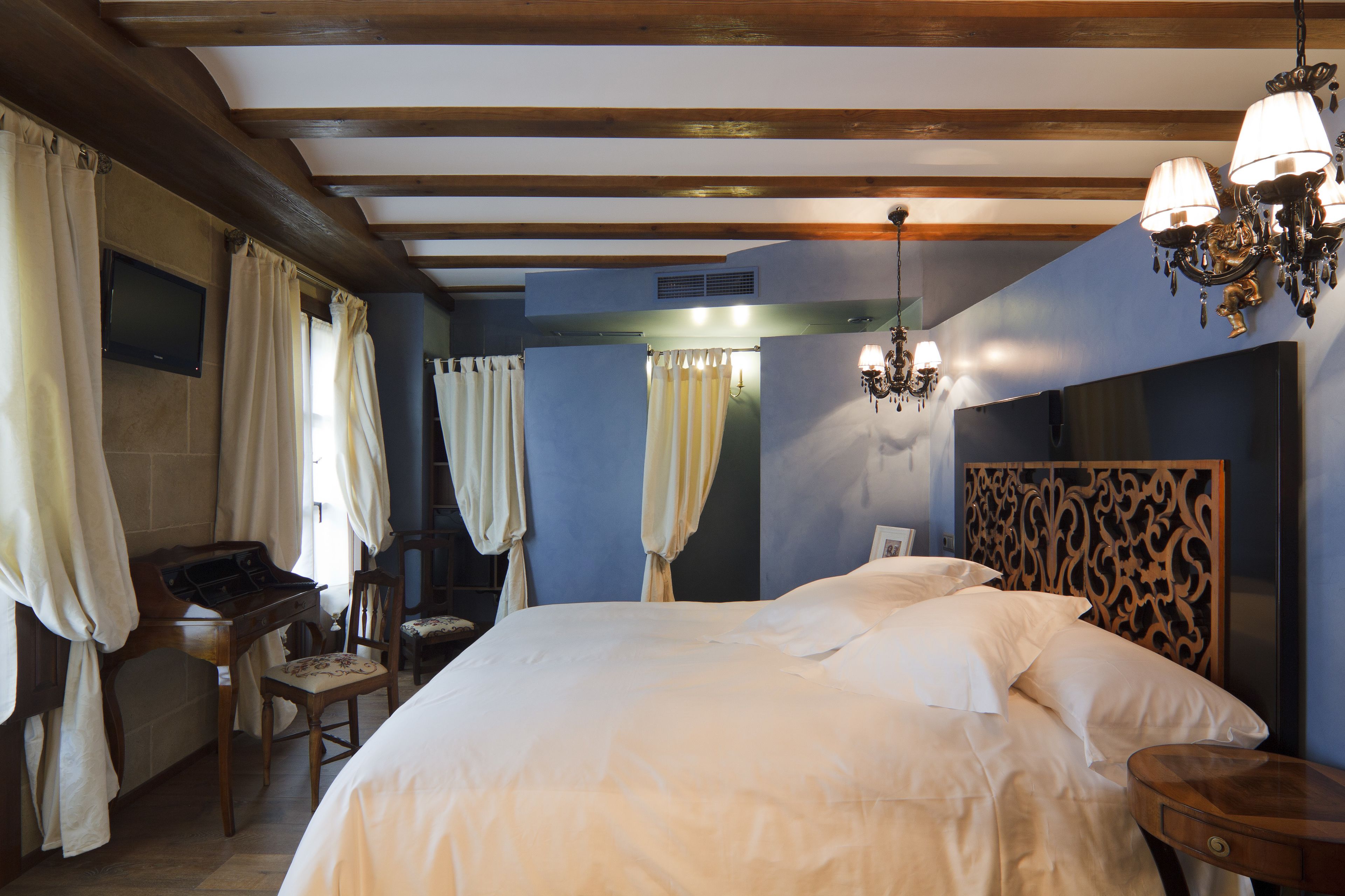 superior double room, jetted tub | premium bedding, minibar, in-room safe, desk