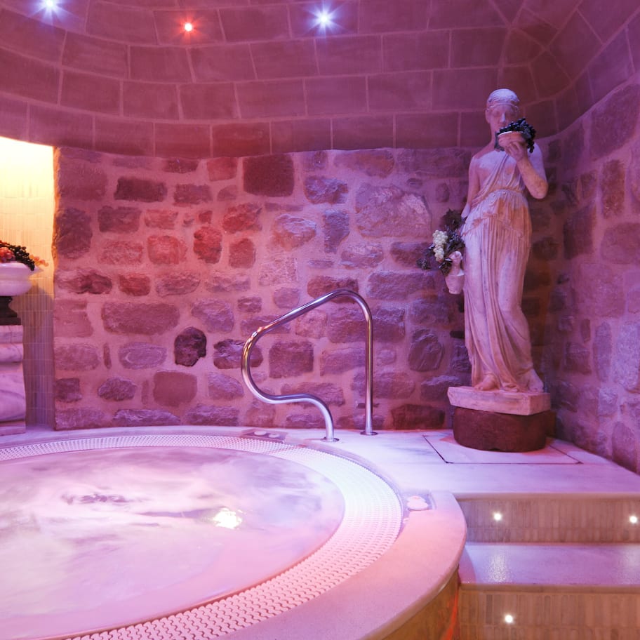 Hot tub, Turkish bath, body treatments, hot stone massages, body wraps