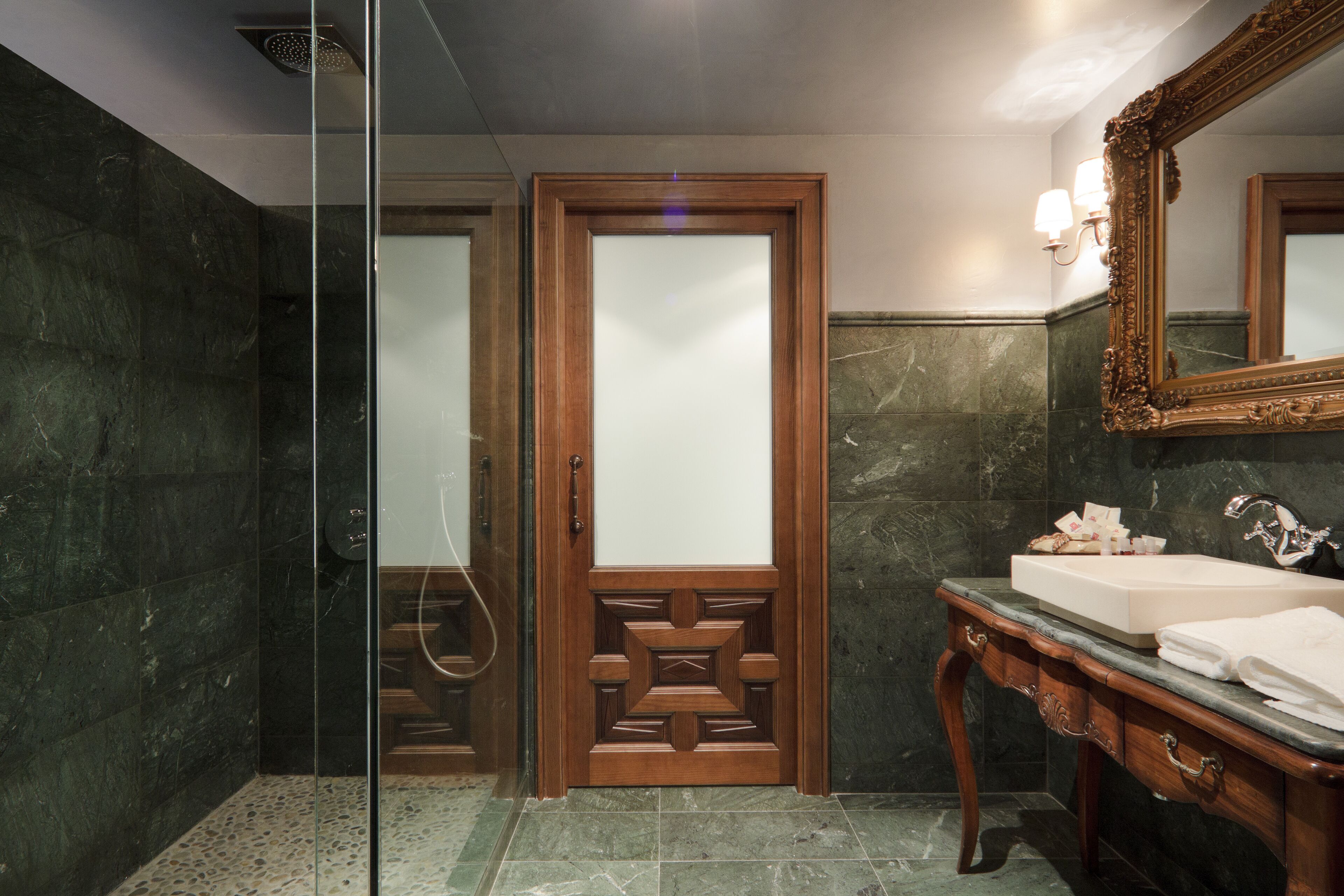 superior double room | bathroom | free toiletries, hair dryer, bathrobes, bidet