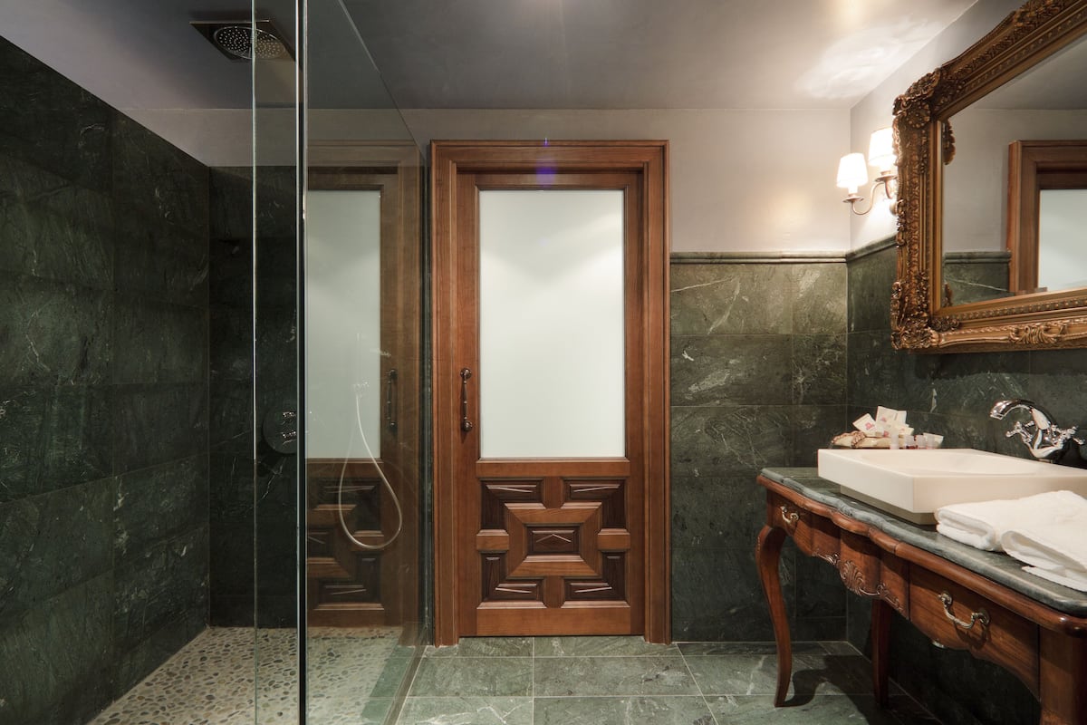 superior double room | bathroom | free toiletries, hair dryer, bathrobes, bidet