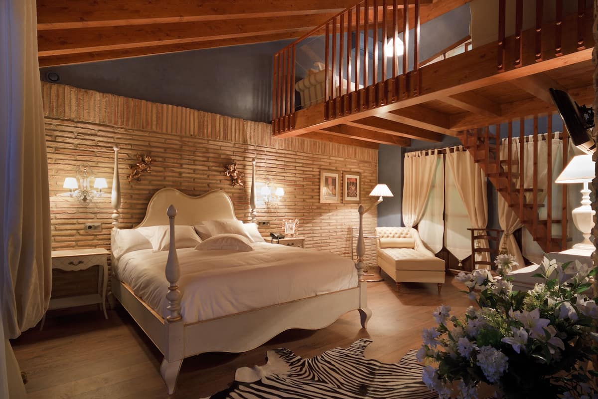 Suite | Luxe beddengoed, een minibar, een kluis op de kamer, een bureau