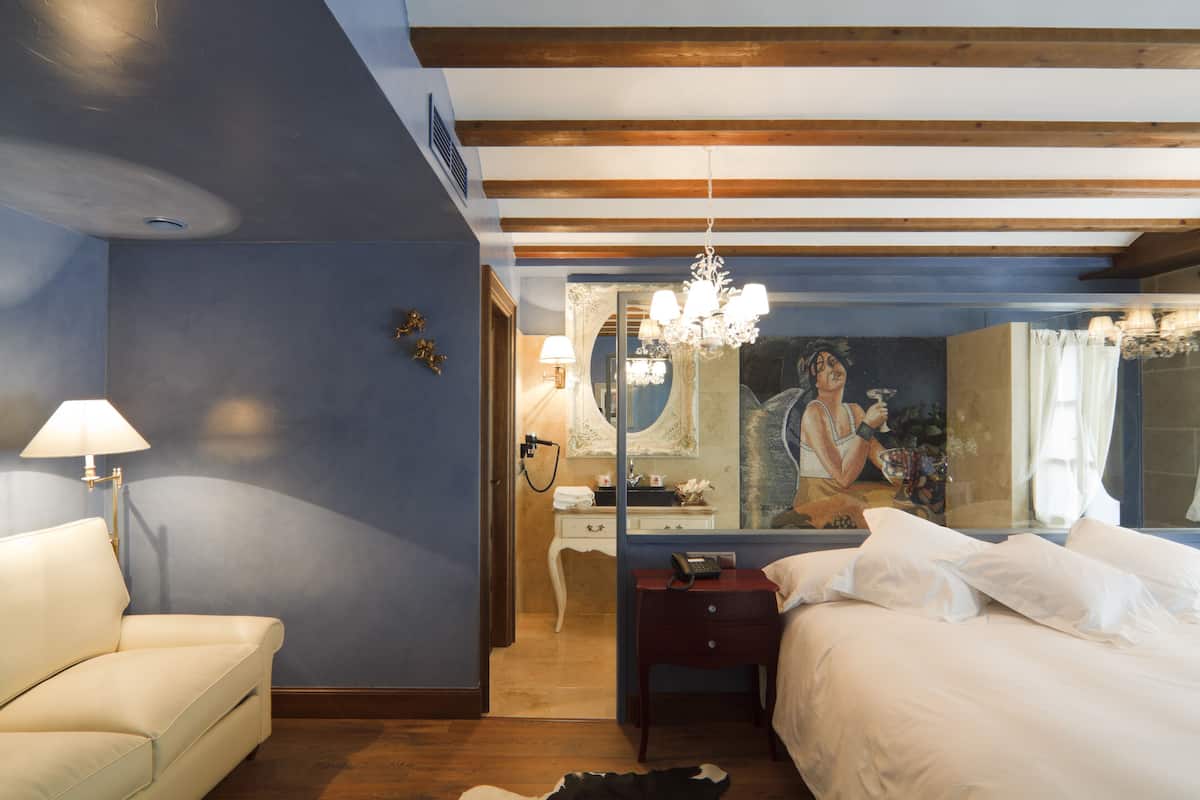 superior double room, jetted tub | premium bedding, minibar, in-room safe, desk