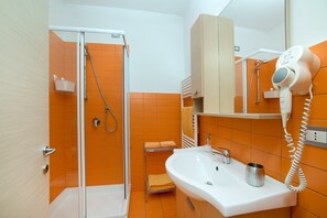 Ducha, artículos de tocador gratuitos, secador de pelo, bidet
