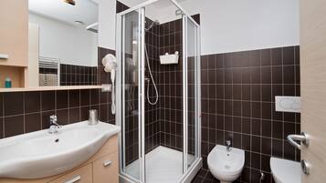 Triple Room | Bathroom | Shower, free toiletries, hair dryer, bidet