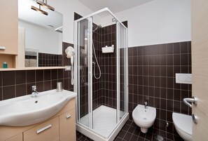 Shower, free toiletries, hair dryer, bidet - De Maria House Bed & Breakfast (Massa Lubrense)