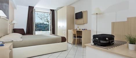 Habitación triple | Minibar, caja de seguridad en la habitación y escritorio