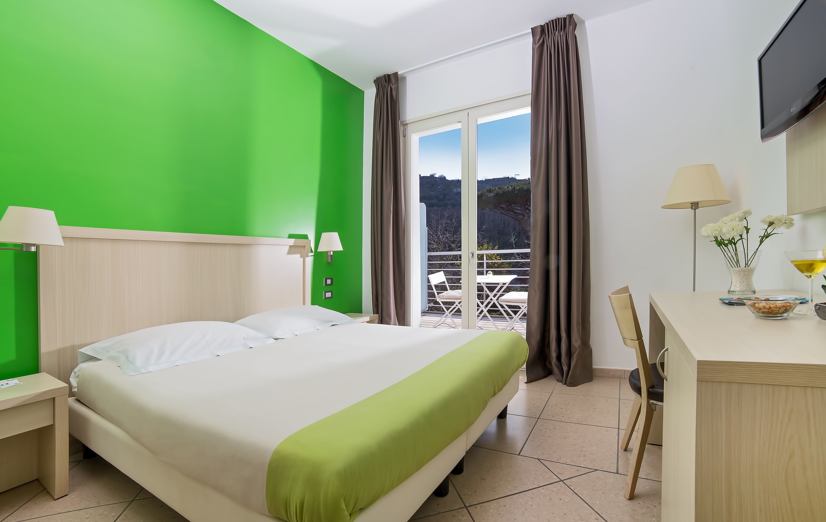 Tweepersoonskamer | Een minibar, een kluis op de kamer, een bureau