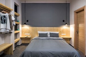 Escritorio, cortinas opacas, wifi gratis y ropa de cama