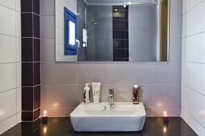 Superior Room | Bathroom | Shower, free toiletries, hair dryer, towels