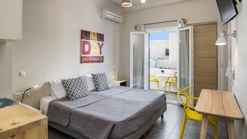 Un dormitorio moderno con cama, mesita de noche y vistas al exterior.