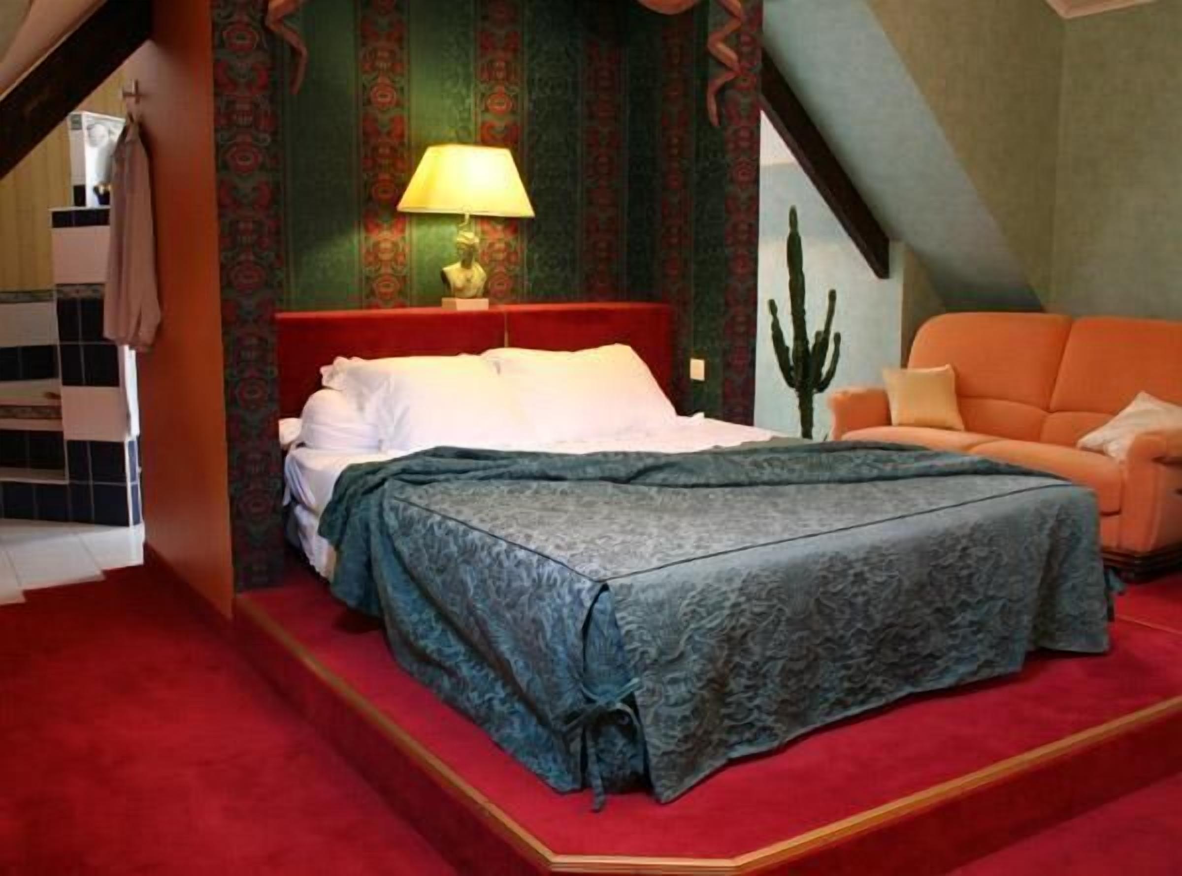 deluxe double room | in-room safe, desk, free wifi