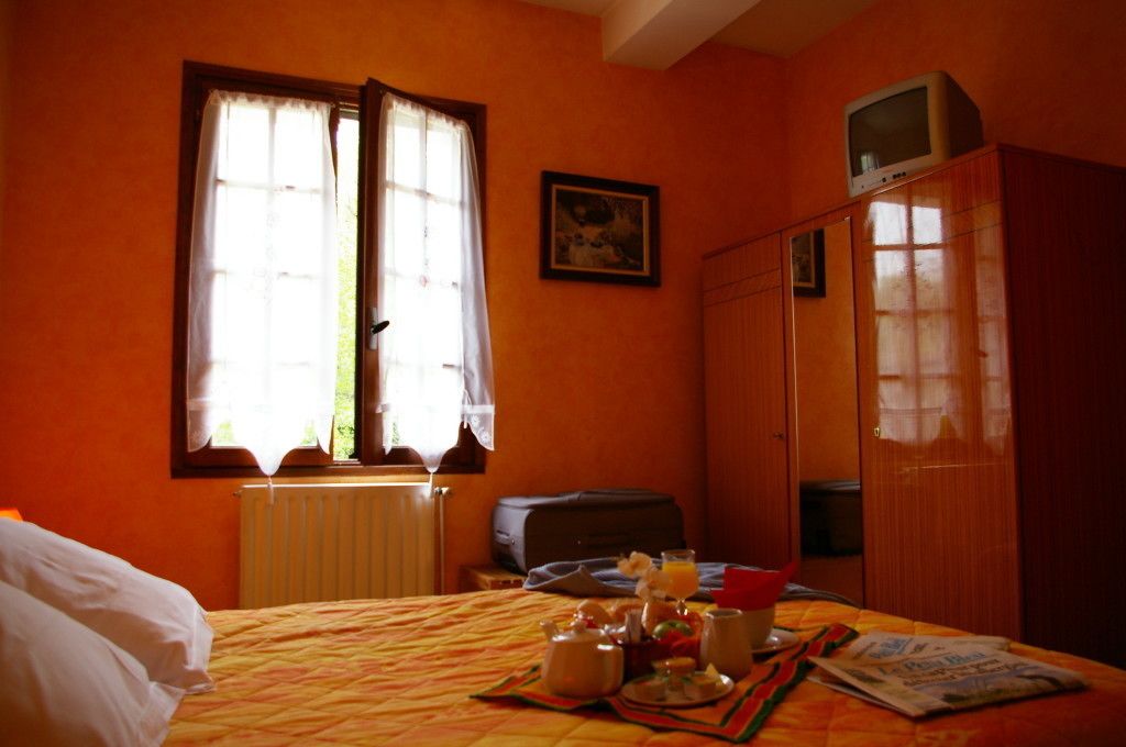 double room | individually decorated, desk, soundproofing, free cots/infant beds