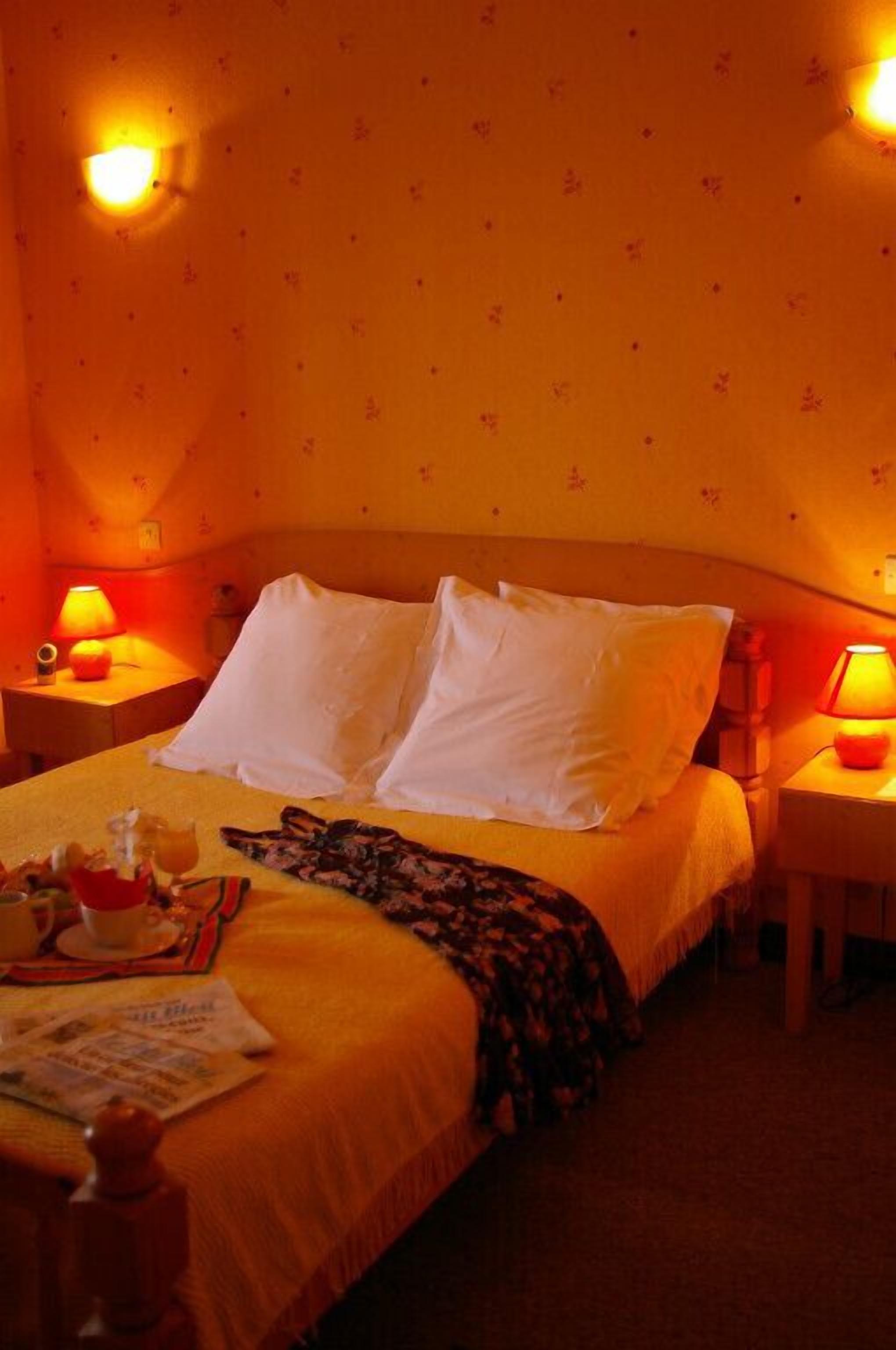 double room | individually decorated, desk, soundproofing, free cots/infant beds