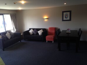 Leilighet – deluxe, 2 soverom | Oppholdsrom | LCD-TV og DVD-spiller