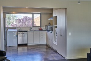 Fridge, microwave, coffee/tea maker, cookware/dishes/utensils - Azena Motels (Christchurch)