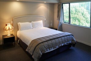 Desk, iron/ironing board, free WiFi, wheelchair access - Azena Motels (Christchurch)