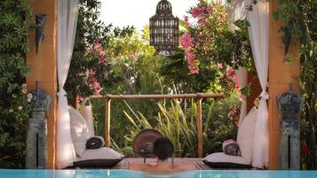 3 outdoor pools, an infinity pool, pool umbrellas, sun loungers