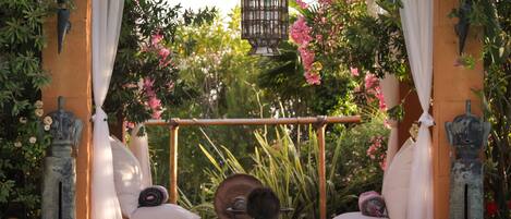 3 outdoor pools, an infinity pool, pool umbrellas, pool loungers