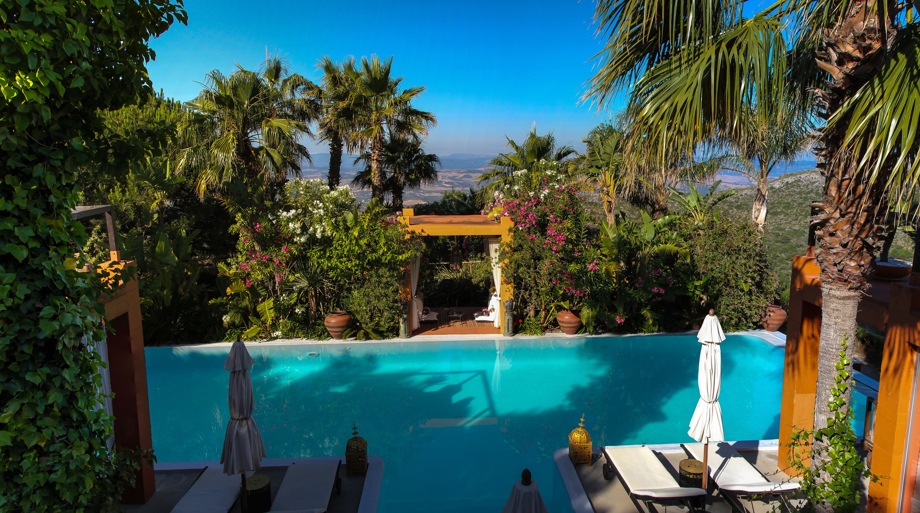 3 buitenzwembaden, een infinity pool, parasols voor strand/zwembad