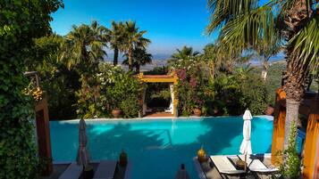 3 buitenzwembaden, een infinity pool, parasols voor strand/zwembad