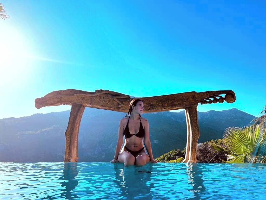 3 utendørsbassenger,et evighetsbasseng, bassengparasoller og solsenger