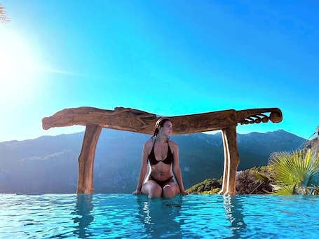 3 piscinas al aire libre, una piscina con borde infinito, sombrillas. DDG Retreat