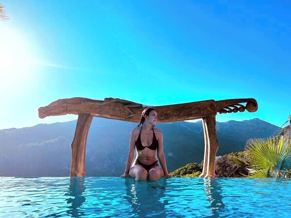 3 outdoor pools, an infinity pool, pool umbrellas, sun loungers