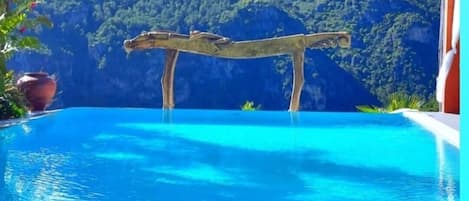 3 piscinas al aire libre, una piscina infinita, sombrillas