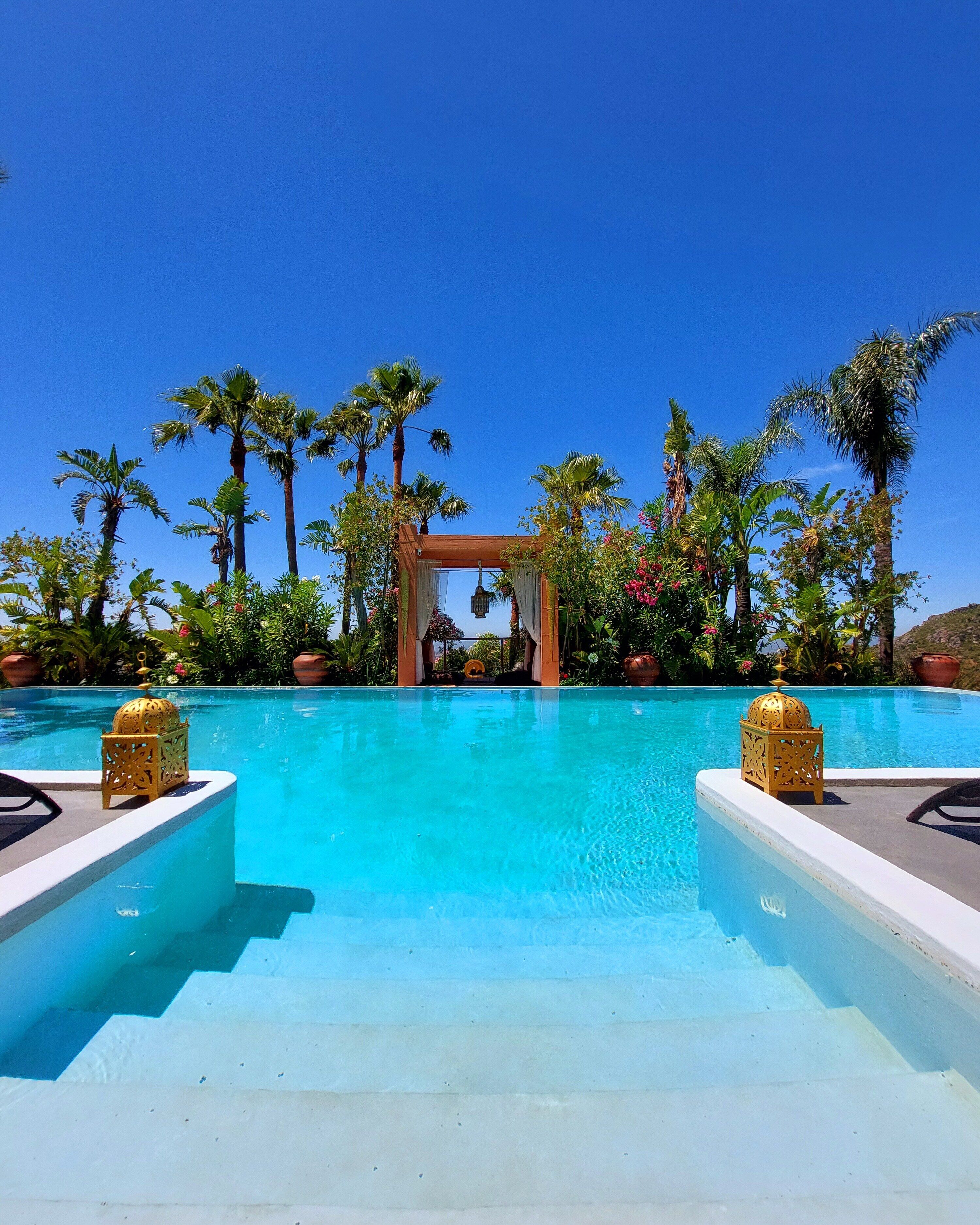 3 piscines extérieures, piscine à débordement, parasols de plage
