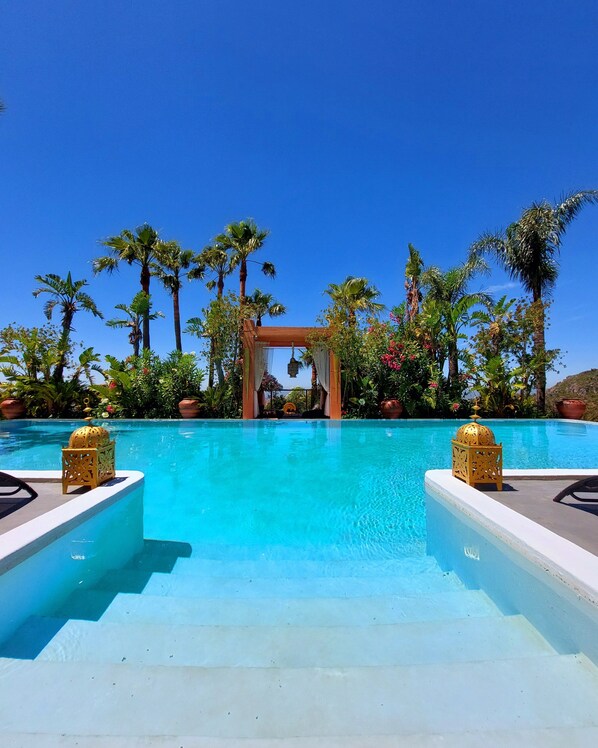 3 outdoor pools, an infinity pool, pool umbrellas, pool loungers