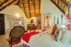 African Experience Villa | Individually decorated, laptop workspace, iron/ironing board, bed sheets - Royale Marlothi Safari Lodge (Nkomazi)
