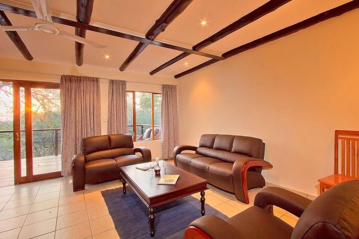 Family Residence Villa | Ruang kerja komputer riba, seterika/papan seterika 